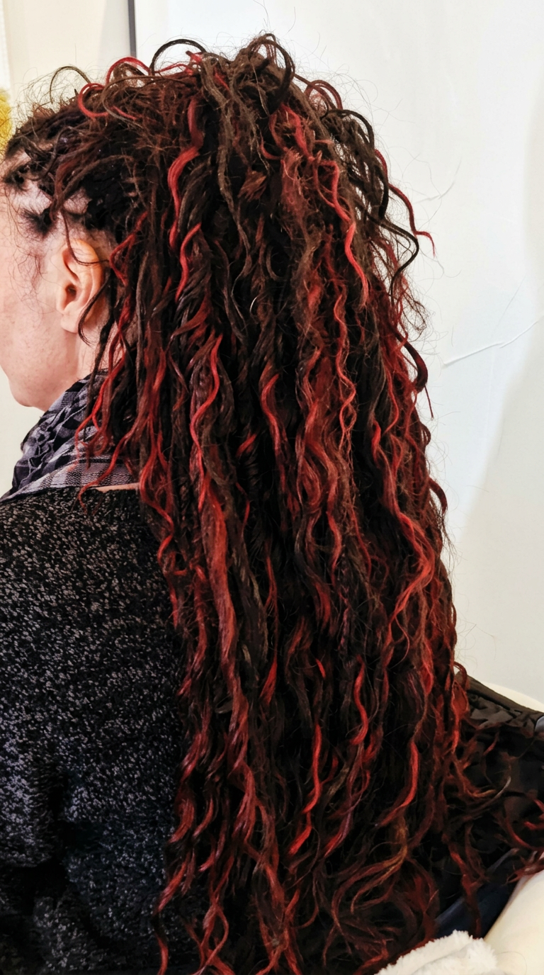 Lange krøllede extensions med røde highlights